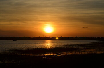 Naklejka premium The sun setting on the Horizon 