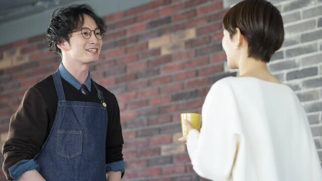 スローモーション　カフェ店員・飲食店・話す・男性