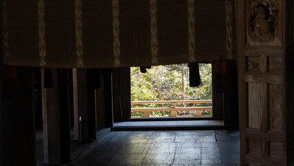 Fototapeta na wymiar 神社にある建物の向こうに見える緑の風景