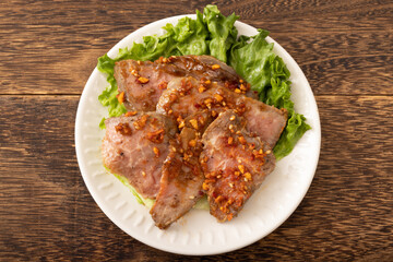 牛もも肉のロースト：ガーリック醤油ソース