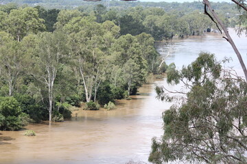 Obraz premium Receding Flooded Waters Brisbane River at Colleges Crossing, Ipswich, Queensland, Australia 1st March 2022