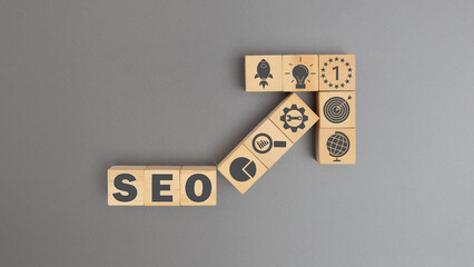 SEO Search Engine Optimization concept, Wooden block with target icon for ranking website traffic in search engines. - obrazy, fototapety, plakaty