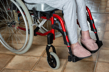 Fauteuil roulant. Gros plan sur roues et pieds de personne âgée.