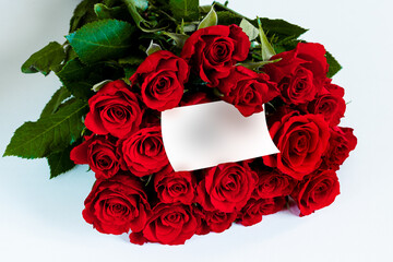 Bouquet de roses rouges avec carte blanche pour espace texte libre