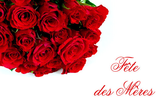 Fête des Mères. Bouquet de roses rouges avec inscription "Fête des Mères"