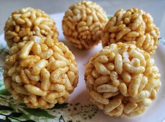 Indian Traditional Puffed Rice Balls is a sweet made using puffed rice mixed with jaggery, Murmura Laddoo, Churmura Laddoo or Pori Urundai
