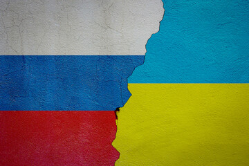 Flagge von Russland und der Ukraine gemalt auf einer gerissenen Mauer . Beziehungen zwischen der...