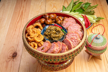 Fototapeta na wymiar Northern Thai Sausage with Chilli Dips, sour pork and crispy pork rindserved with fresh vegetables and fresh chili, Asian style food. 