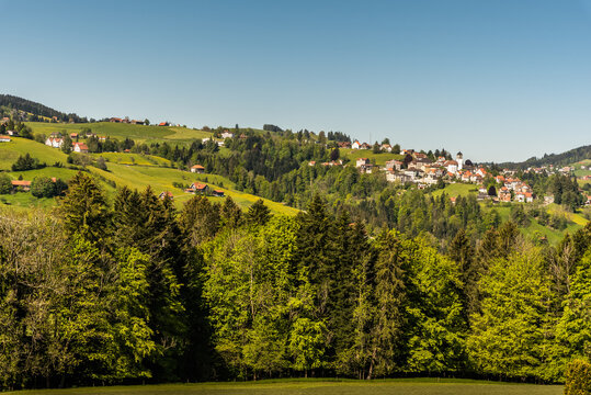 Blick auf das Dorf Trogen im Appenzellerland, Kanton Appenzell Ausserrhoden, Schweiz