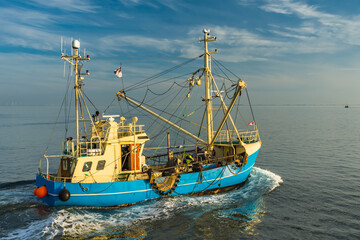 Fischkutter auf der Nordsee, Büsum, Nationalpark Schleswig-Holsteinisches Wattenmeer, Schleswig-Holstein, Deutschland
