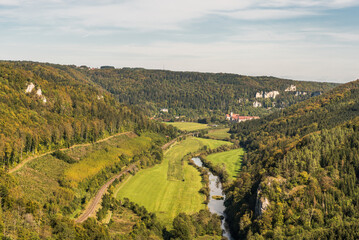 Ausblick vom Knopfmacherfelsen in das Donautal und zum Kloster Beuron, Naturpark Obere Donau, Fridingen an der Donau, Schwäbische Alb, Baden-Württemberg, Deutschland 