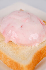 いちごアイスを乗せたトーストパン
