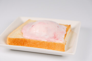 いちごアイスを乗せたトーストパン
