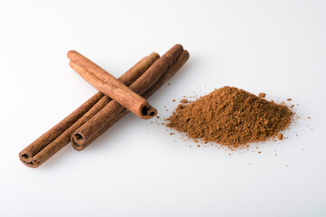 Zimtstangen und gemahlener Zimt