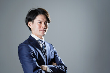 ビジネスマン　ポートレート　グレー背景