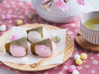 Obraz na płótnie Canvas 春の和菓子 紅白の桜餅でティータイム