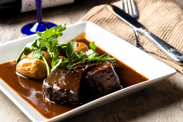 和牛ホホ肉の赤ワイン煮