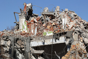 Rozwalone budynki mieszkalne spowodowane wybuchem w czasie wojny. 