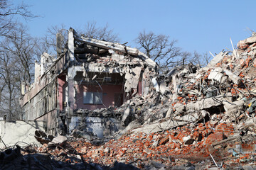 Rozwalone budynki mieszkalne spowodowane wybuchem w czasie wojny.  - obrazy, fototapety, plakaty
