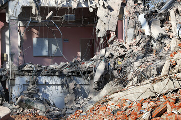 Rozwalone budynki mieszkalne spowodowane wybuchem w czasie wojny. 