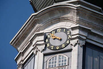 Fototapeta na wymiar FU 2020-08-13 Fries T4 260 Am Turm ist eine alte Uhr