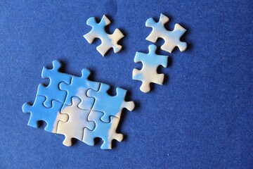 Obraz premium Pieces of Jigsaw puzzle, sky and clouds with blue background