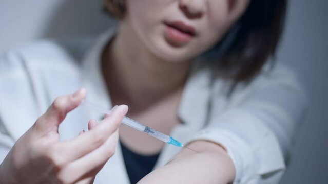 60p　注射を打つ女性（薬物中毒・薬物依存症・ドラッグ）
