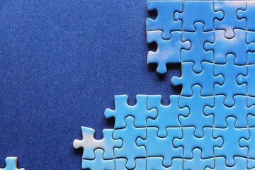 Obraz premium Pieces of Jigsaw puzzle, sky and clouds with blue background
