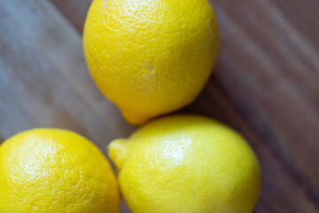 Zitronen auf einen Holzbrett