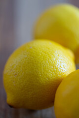 Zitronen auf einen Holzbrett