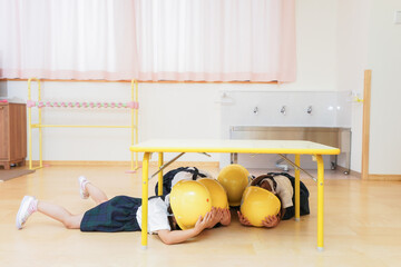 ヘルメットを被り避難する子供