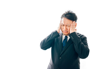 頭痛に苦しむスーツを着た中年男性