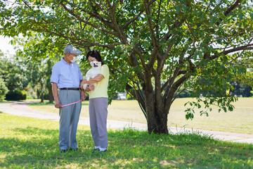 感染症に気を使いながら散歩をする高齢の夫婦