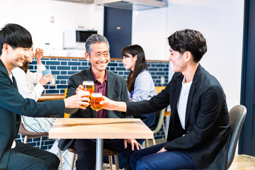 打ち上げをするビジネスマン