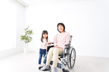 車椅子に乗るおばあちゃんと女の子
