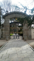 Naklejka premium Puerta de piedra con reja