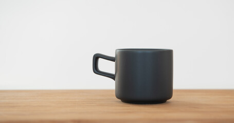 Tasse noir sur une planche en bois - café