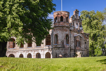 Obraz premium Ruined palace in Tworkow, Silesia region of Poland