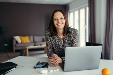 beautifull smiling woman with laptop in office