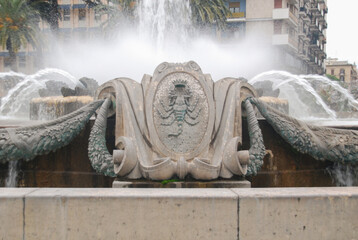Bari, Fontana stazione centrale piazza Moro, simbolo scorpione, Stemma di Taranto una provincia...