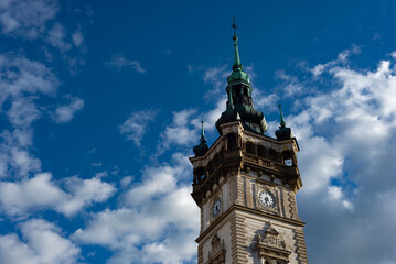 Ratusz w Bielsku-Białej, neorenesansowa wieża w białych chmurach. - obrazy, fototapety, plakaty