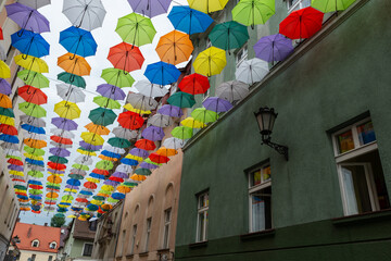 Fototapeta na wymiar Otwarte okno i kolorowe parasole, dekoracja.
