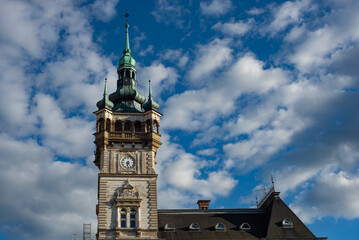 Fototapeta na wymiar Ratusz w Bielsku-Białej, wieża zegarowa na tle błękitnego nieba z białymi chmurami.