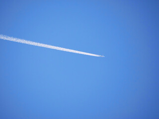 日本、青空に映える飛行機雲