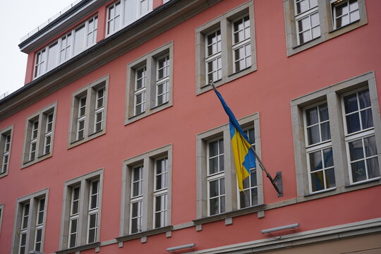 Ukrainische Fahne an der Botschaft der Ukraine in Berlin