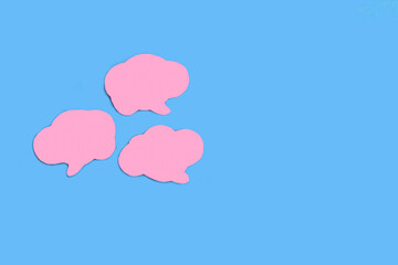 Burbujas de chat fuxia rosada sobre un fondo azul liso y aislado. Vista superior. Copy space