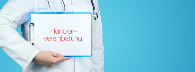 Honorarvereinbarung. Arzt mit Stethoskop hält blaues Klemmbrett. Text steht auf Dokument.