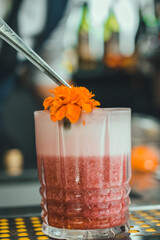 Bartender preparando negronis y sours