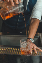 Bartender preparando negronis y sours