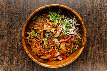 noodlw with vegetables and seaweed